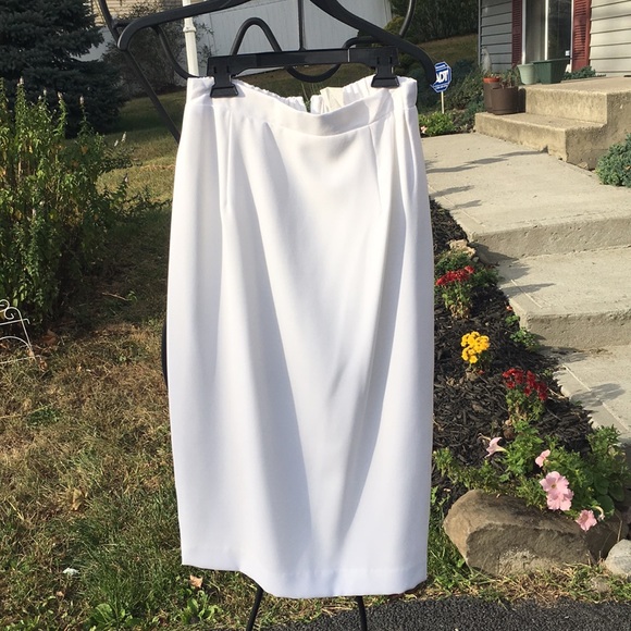 White skirt suit  and jacket - Picture 3 of 8